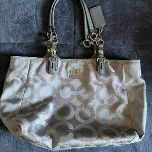Coach Shoulder purse. Silver. Beautiful, inside great condition